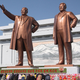 Ciudadanos norcoreanos inclinándose ante las estatuas de Kim Il-sung y su hijo Kim Jong-il. Wikimedia Commons